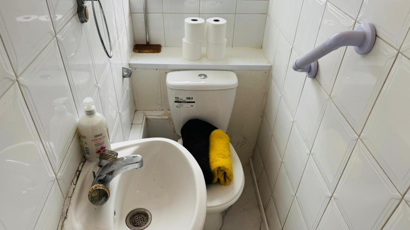 Gazde/Camere de închiriat Edgware Road For 4 Guests *