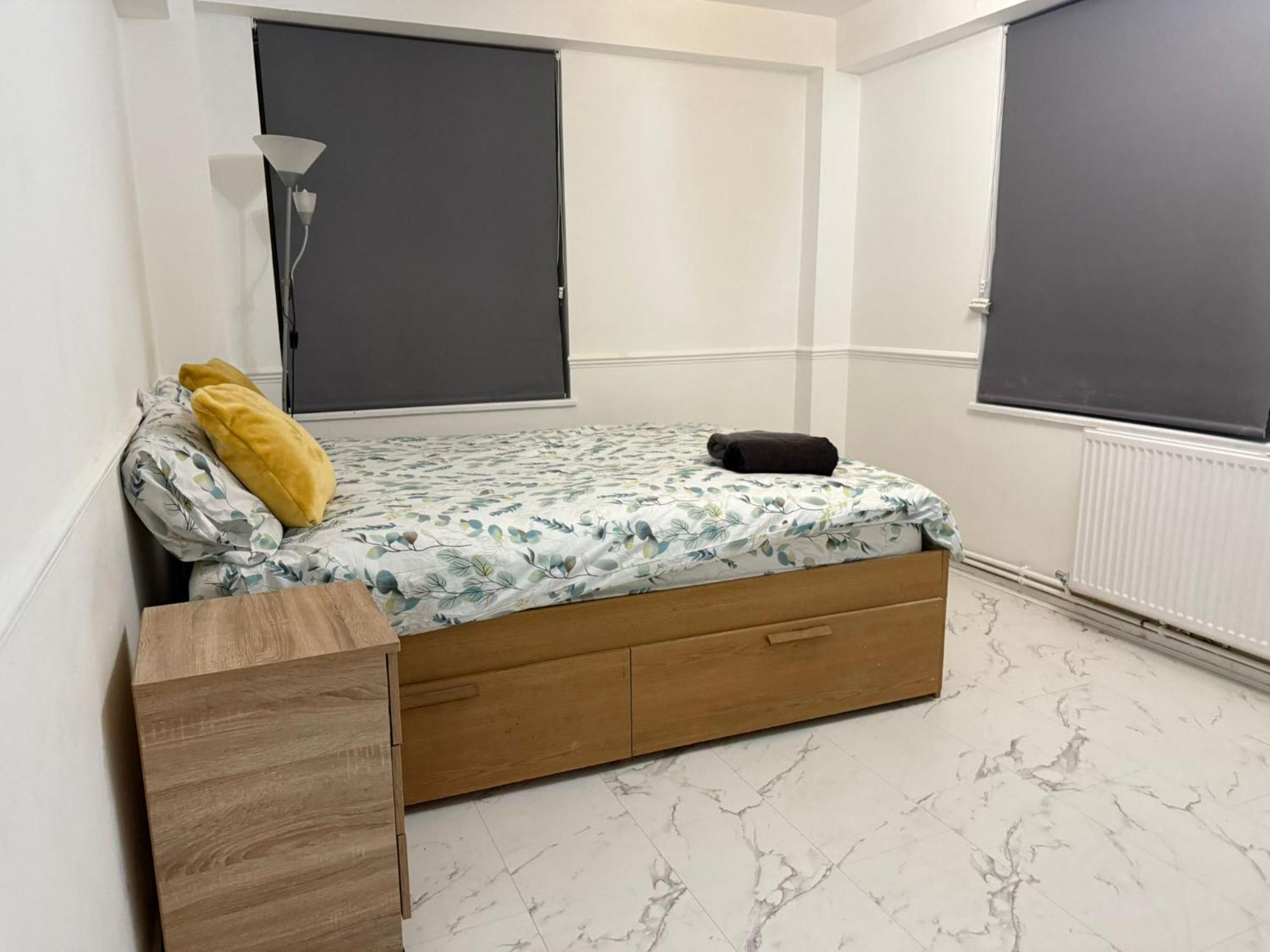 Gazde/Camere de închiriat Edgware Road For 4 Guests